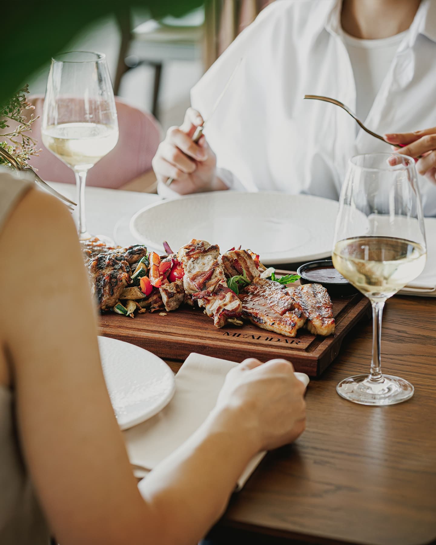 Gosti uživaju u jelima restorana Meandar